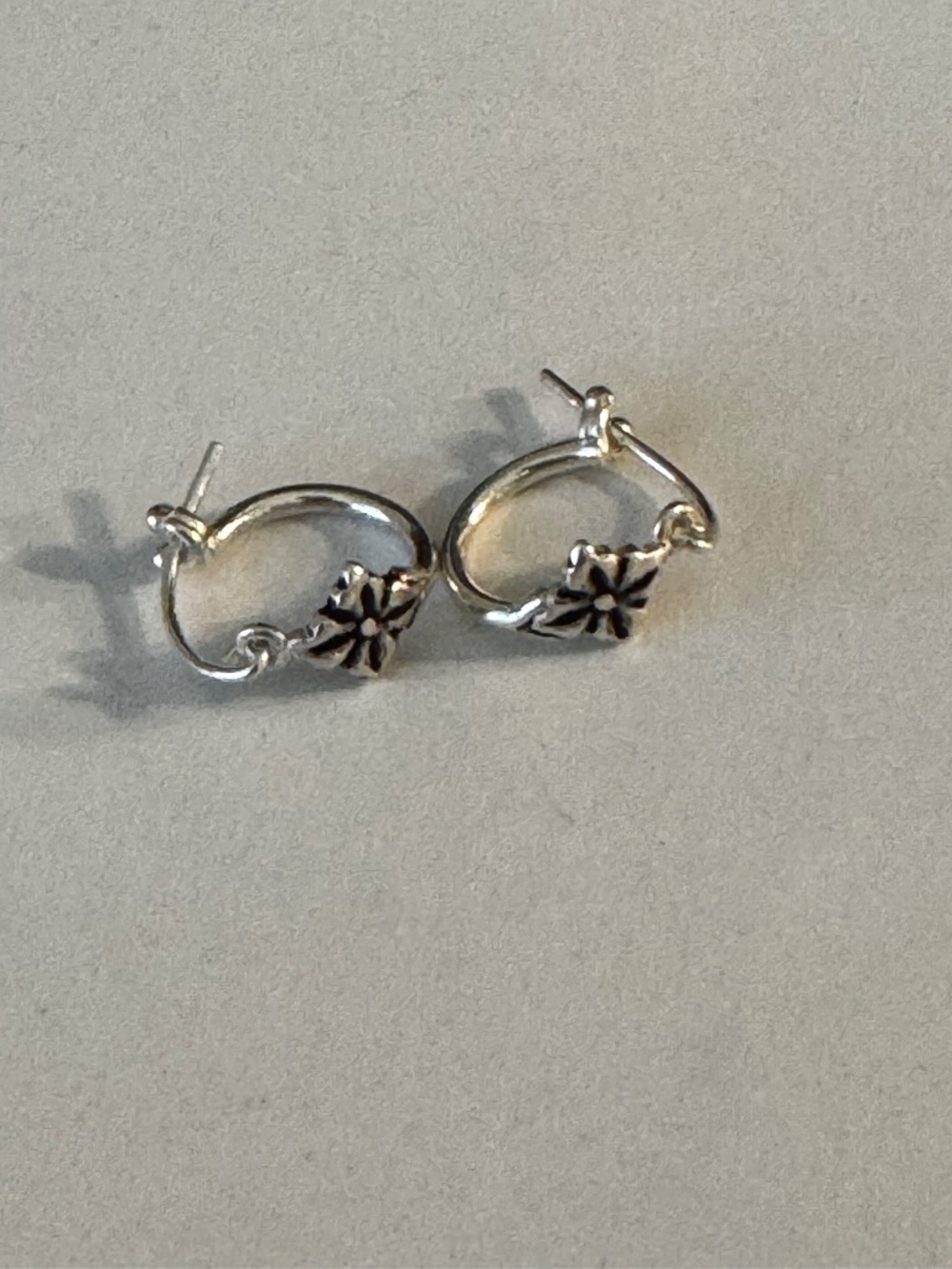Silver hoop earring - Picture 2 of 6